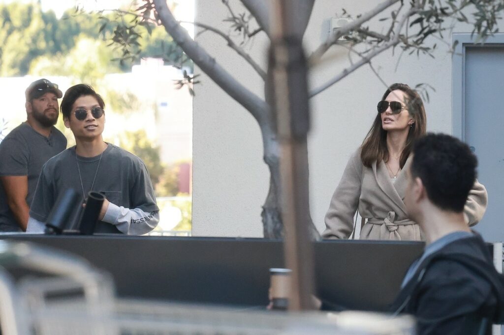 Angelina Jolie a purtat o haină bej în timpul unei ieșiri în Los Angeles. Actrița a fost însoțită de fiul ei, Pax