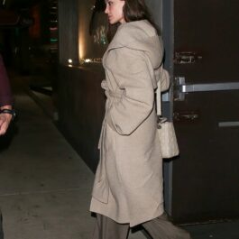 Angelina Jolie, într-o haină bej, lungă, în timpul unei ieșiri în Los Angeles