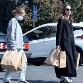 Angelina Jolie și Vivienne Jolie Pitt în timp ce pleacă de la cumpărături
