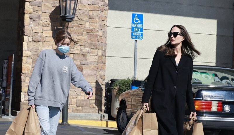 Angelina Jolie și Vivienne Jolie Pitt s-au relaxat la cumpărături. Actrița și fiica ei petrec timp de calitate împreună