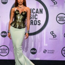 Anitta a ales o rochie cu un corset auriu și trenă albă la American Musci Awards 2022