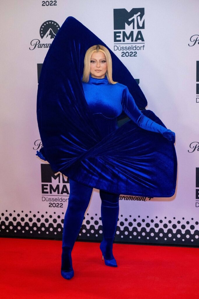 Bebe Rexha într-o rochie albastră la evenimentul MTV EMAs 2022