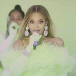 Beyonce, pe scenă, în timpul unui spectacol