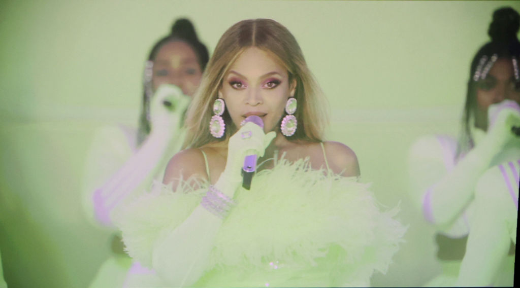 Beyonce, pe scenă, în timpul unui spectacol