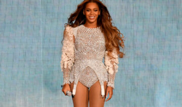Beyoncé a ieșit în oraș alături de soțul ei, Jay-Z, la Giorgio Baldi. Artista a îmbrăcat o fustă scurtă, sport