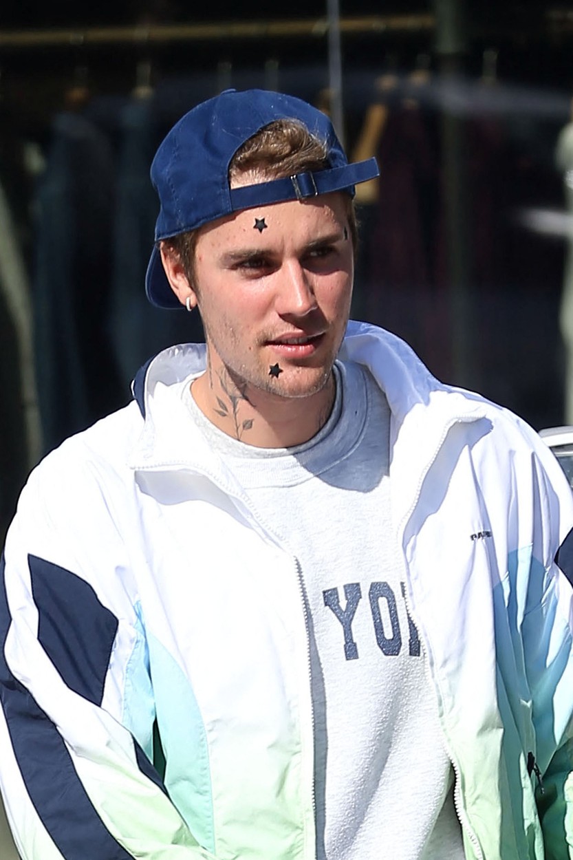 Justin Bieber, în Los Angeles, cu un look casual
