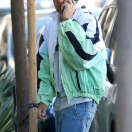 Justin Bieber, cu o șapcă pe cap, pe stradă