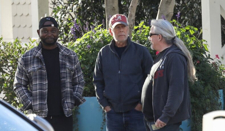 Bruce Willis alături de un grup de prieteni în Santa Monica