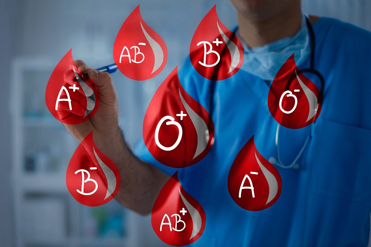Un medic care ilustrează grupele principale de sânge