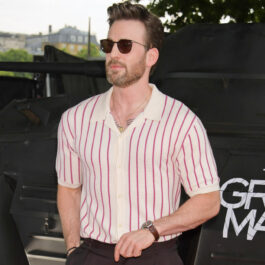 Chris Evans, într-o bluză albă cu dungi roz