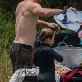 Chris Hemsworth, la plajă, în timp ce încarcă plăcile de surf în mașină