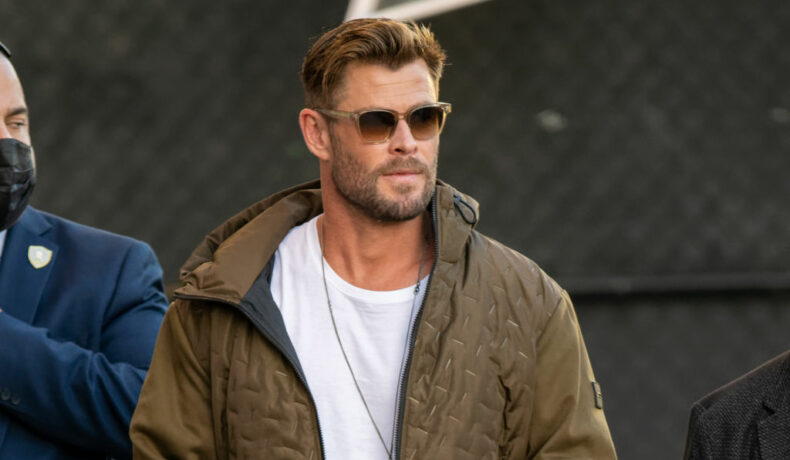 Chris Hemsworth, la Hollywood, cu ochelari de soare la ochi