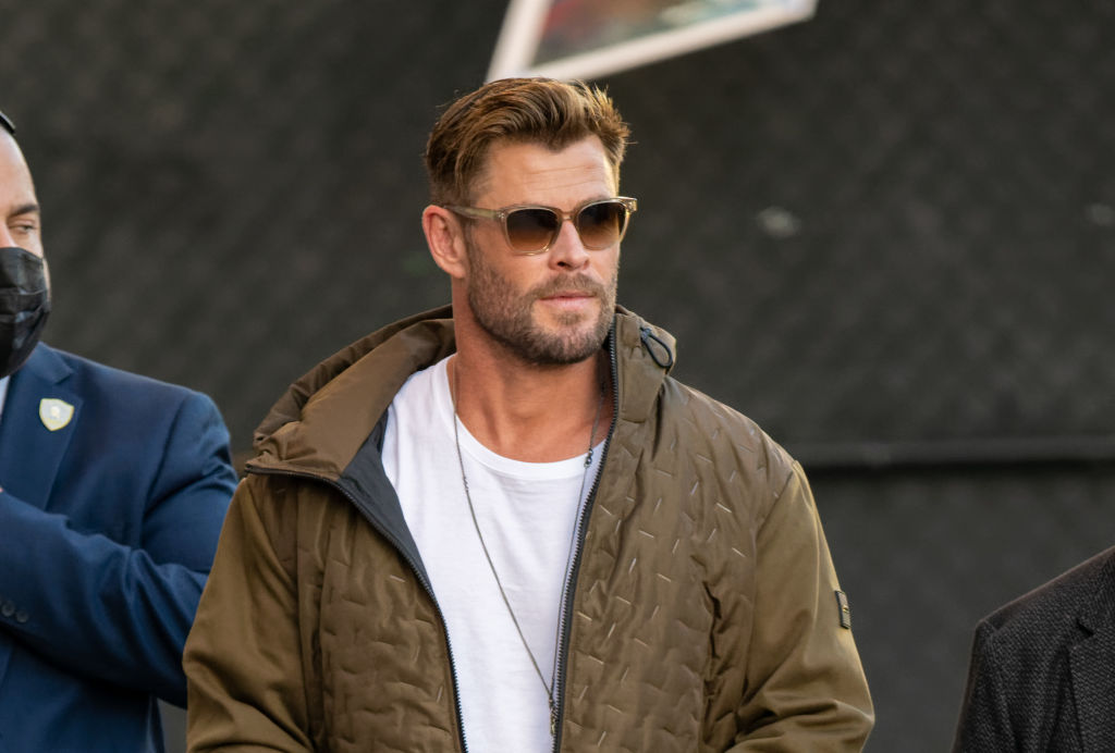Chris Hemsworth, la Hollywood, cu ochelari de soare la ochi