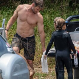 Chris Hemsworth, la bustul gol, cu băieții săi