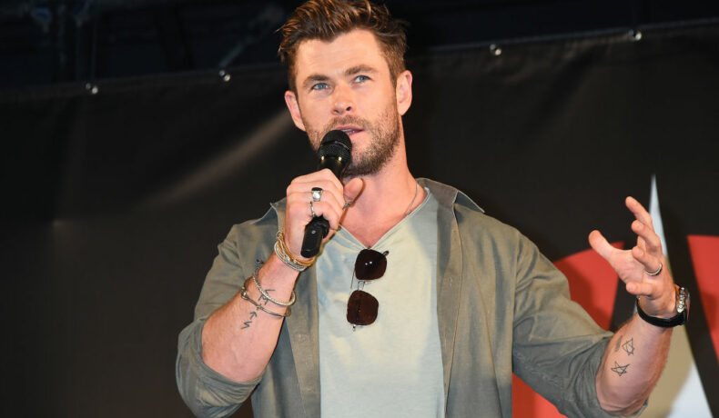 Chris Hemsworth, fotografiat în timp ce vorbește la microfon, la un eveniment