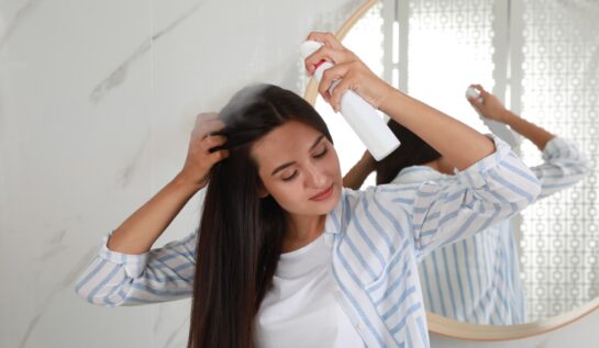 Șamponul uscat ar putea fi dăunător pentru păr și scalp. La ce concluzii au ajuns specialiștii în beauty