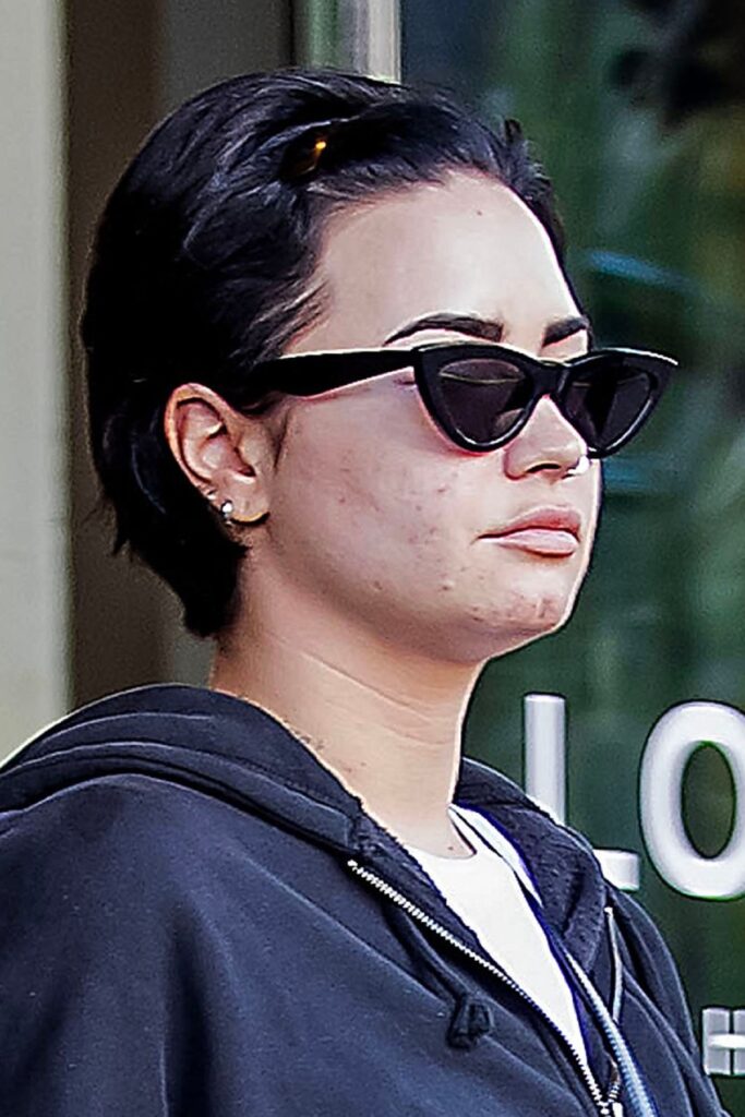 Demi Lovato fotografiată de aproape în timp ce poartă ochelari de soare, dar nu este machiată
