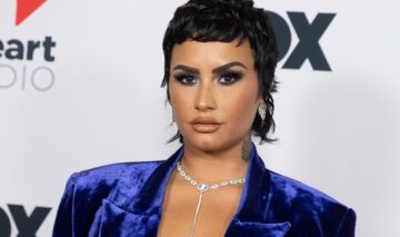 Demi Lovato la iHeart Radio în 2021 cu machiaj pe chip