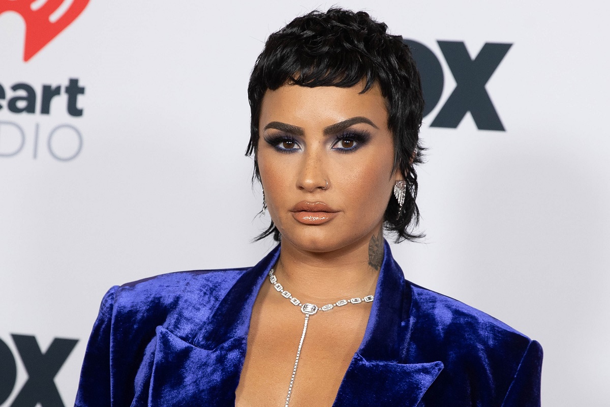 Demi Lovato la iHeart Radio în 2021 cu machiaj pe chip