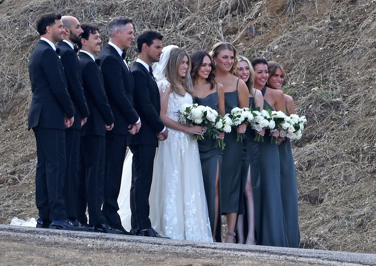 Taylor Lautner într-o fotografie de grup alături de soția sa,Taylor