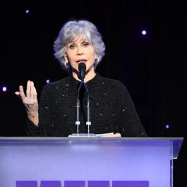 Jane Fonda în timp ce stă în fața unui pupitru la WIF Honors 2022