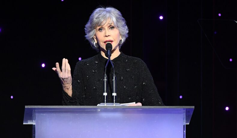 Jane Fonda în timp ce stă în fața unui pupitru la WIF Honors 2022