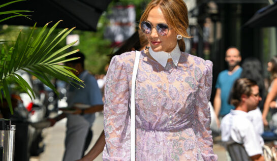 Jennifer Lopez a îmbrăcat o rochie albă pe care a asortat-o cu un colier „Jennifer & Ben”. Ținuta care i-a uimit pe toți