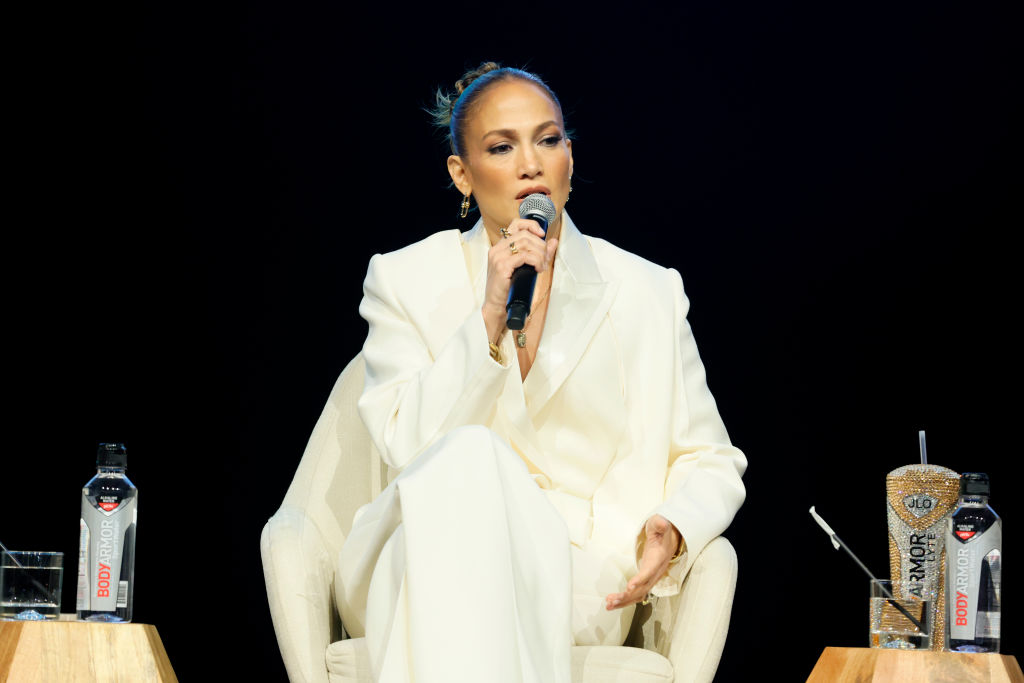 Jennifer Lopez, fotografiată în timpul unui interviu