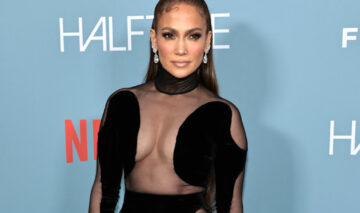Jennifer Lopez, într-o rochie neagră, transparentă, la premiera Halftime