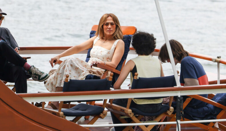 JLo și copiii ei, pe o barcă
