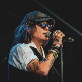 Johnny Depp, pe scenă, la microfon