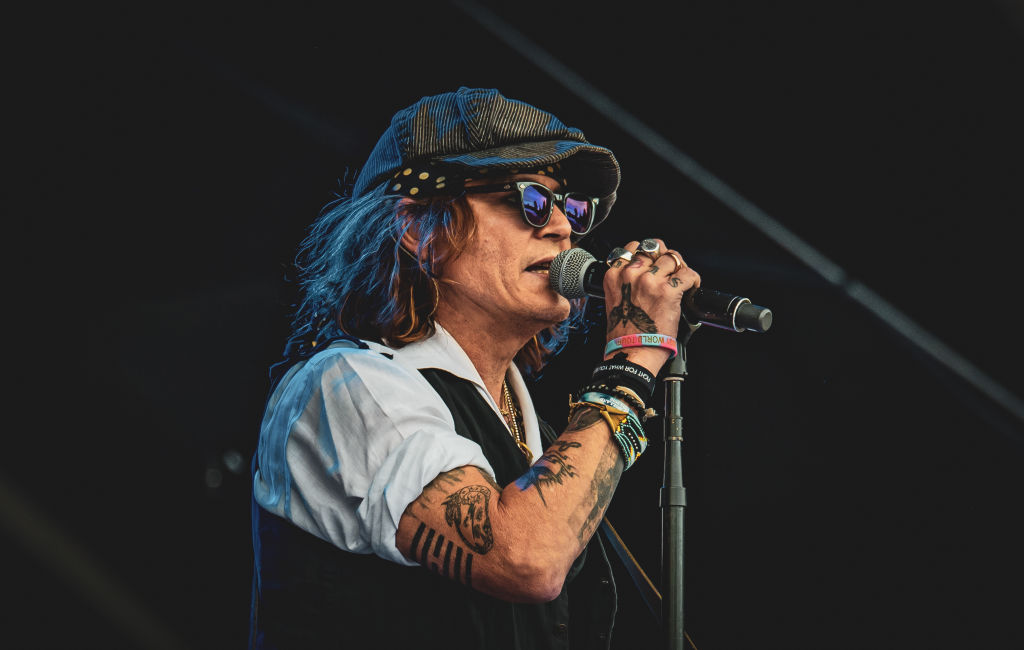 Johnny Depp, pe scenă, la microfon