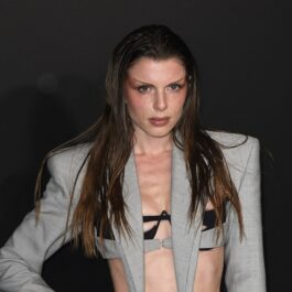 Julia Fox într-un costum excentric la prezentarea de modă Thierry Mugler din New York