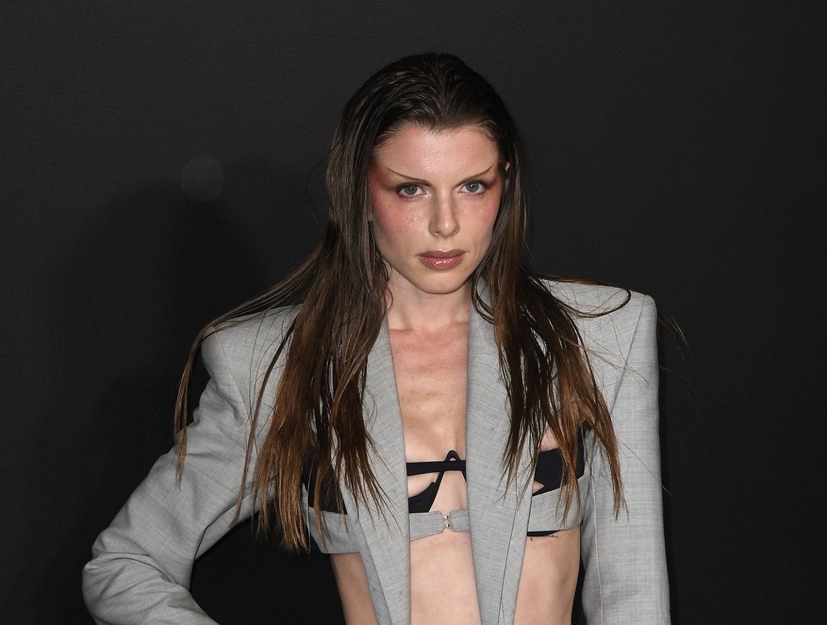 Julia Fox într-un costum excentric la prezentarea de modă Thierry Mugler din New York