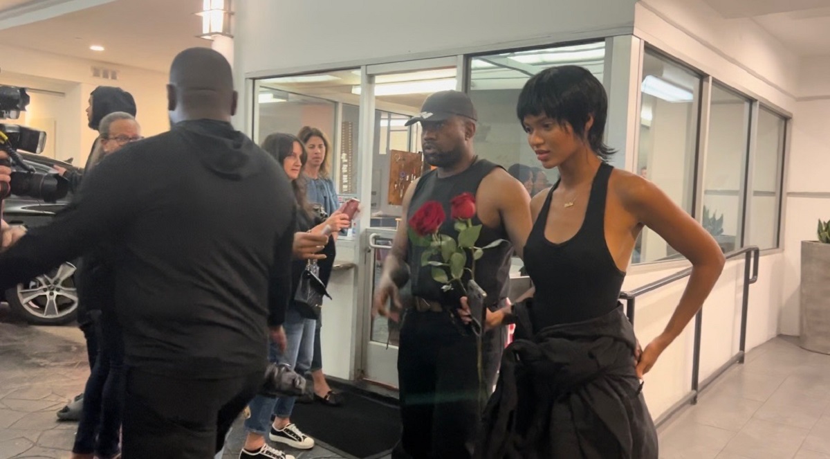 Juliana Nalu alături de Kanye West în timp ce părăsesc un restaurant după prima lor întâlnire
