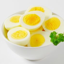 Jumătăți de ouă fierte într-un bol alb