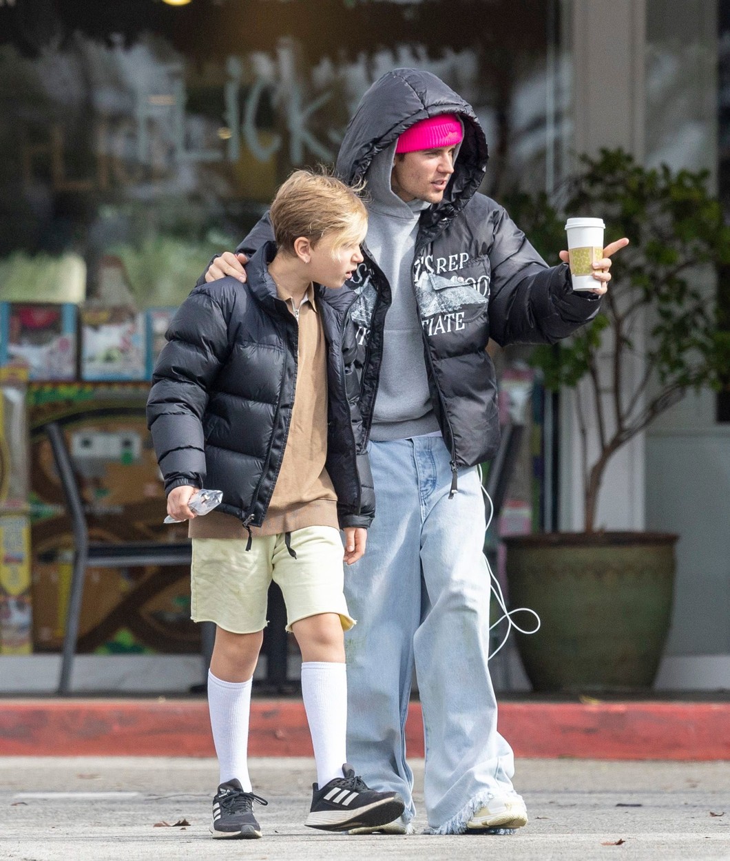 Justin Bieber, pe stradă, cu fratele său