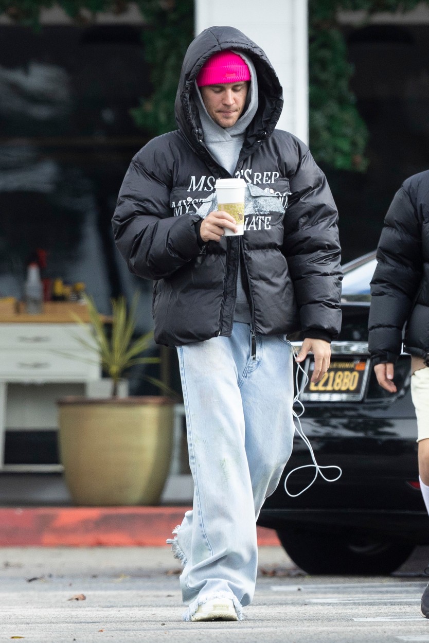 Justin bieber, pe stradă, cu o cafea în mână