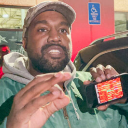 Kanye West, cu telefonul în mână, în fața presei
