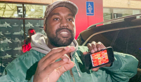 Kanye West, cu telefonul în mână, în fața presei