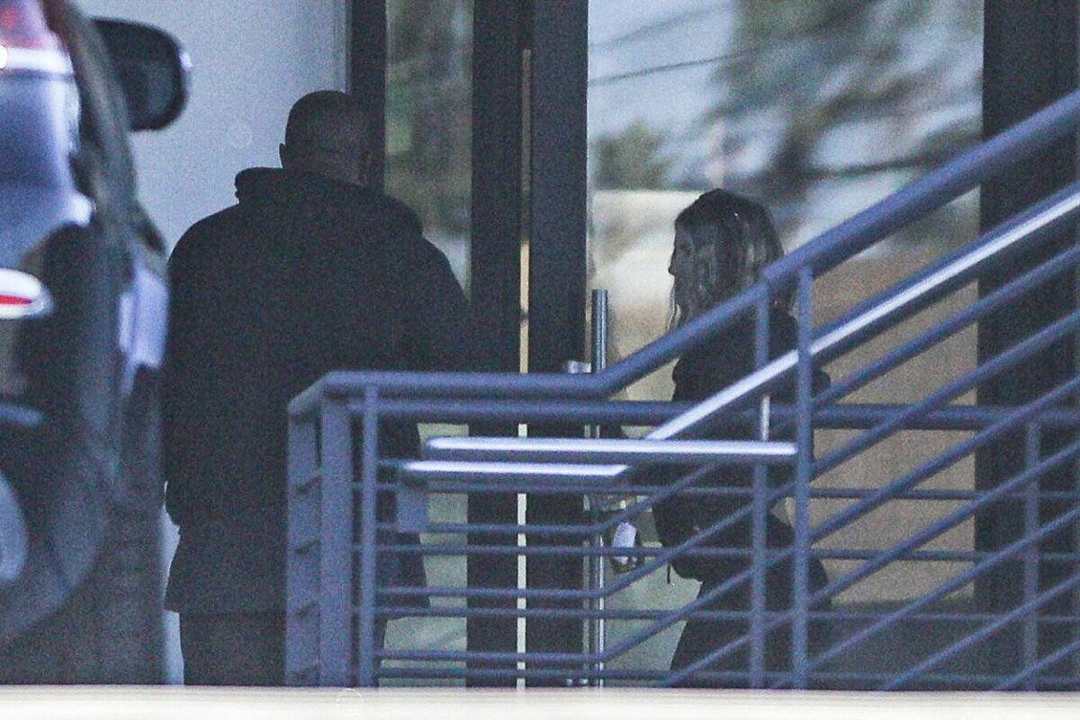 Kanye West, alături de Casi Davis, la intrarea într-o clinică