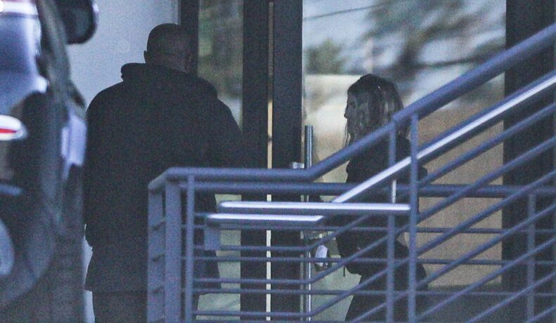 Kanye West, alături de Casi Davis, la intrarea într-o clinică