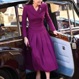 Kate Middleton a ales să poarte un palton violet