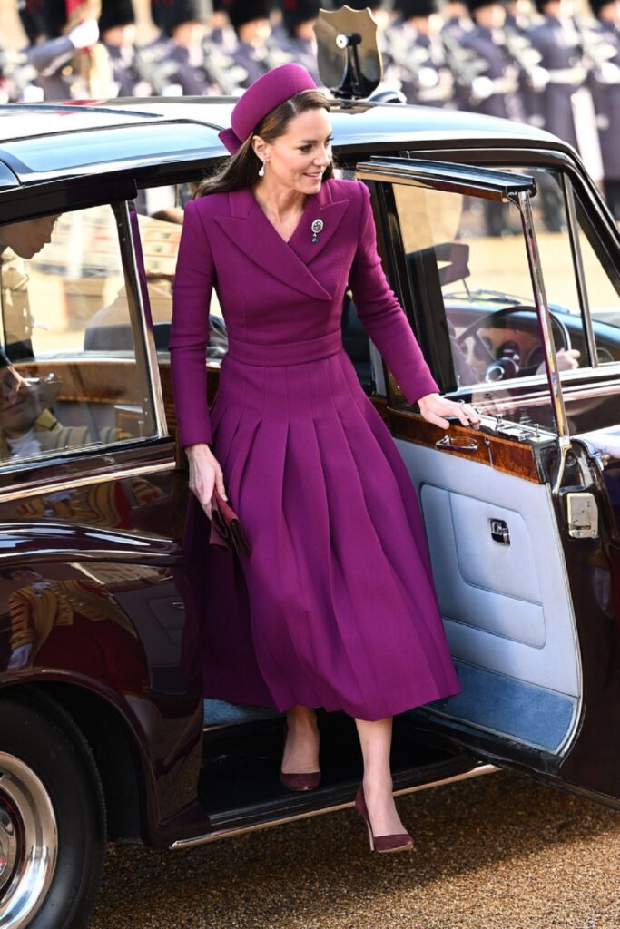 Kate Middleton a ales să poarte un palton violet