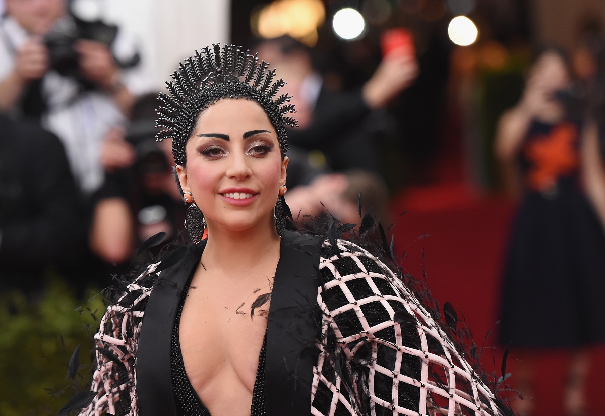 Lady Gaga pe covorul roșu într-o ținută extravagantă
