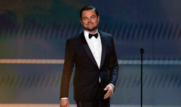 Leonardo DiCaprio, pe scenă, într-un costum negru