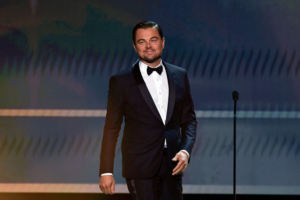 Leonardo DiCaprio, pe scenă, într-un costum negru