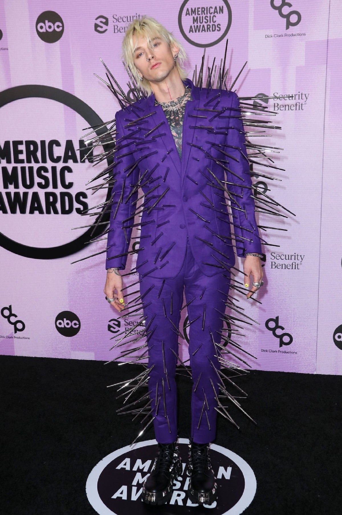 Machine Gun Kelly într-un costum violet la American Music Awards 2022
