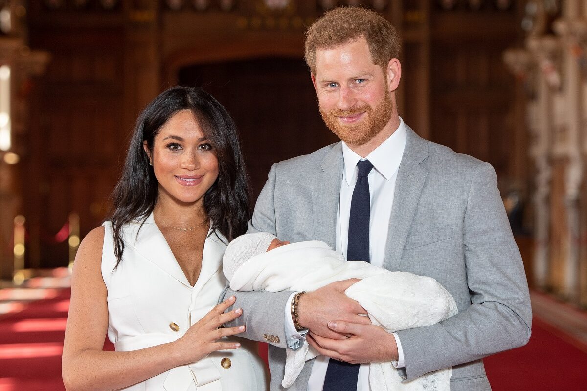 Meghan Markle alături de Prințul Harry în timp ce țin în brațe primul lor născut
