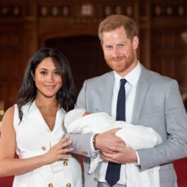 Meghan Markle alături de Prințul Harry în timp ce țin în brațe primul lor născut